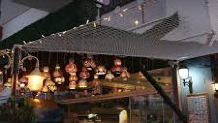 Blu Mare Fish Restaurant Alanya'da deniz manzaralı masada sunulan ızgara levrek, meze tabağı ve beyaz şarap eşliğinde Akdeniz usulü şık akşam yemeği