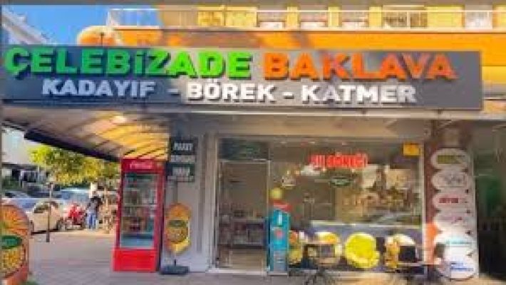 Çelebizade Baklava Alanya’da fıstıklı ve cevizli geleneksel baklavaların altın tepsilerde sergilendiği vitrin görünümü