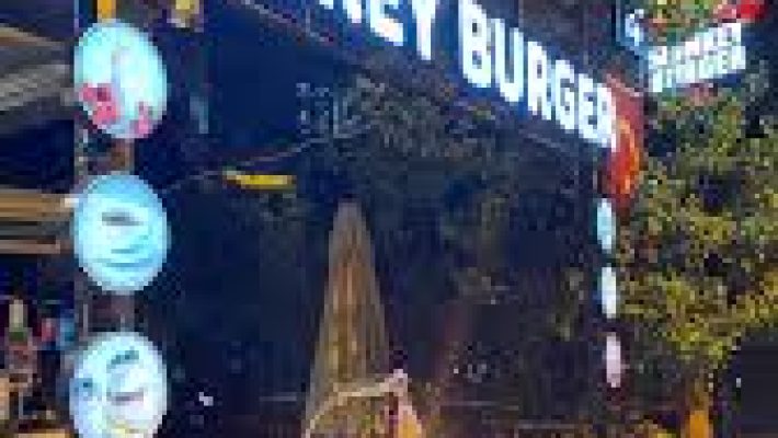 SMB MONKEY BURGER Alanya’da çift katlı cheddar peynirli hamburger, yanında çıtır patates ve soslarla servis