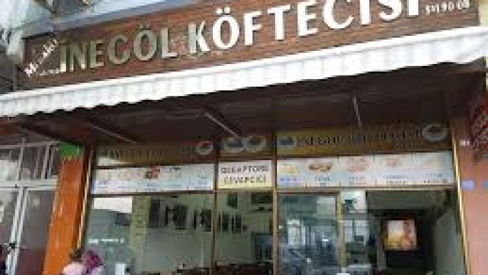 Köfteci Yusuf Alanya şubesinin dış cephesi ve giriş bölümü