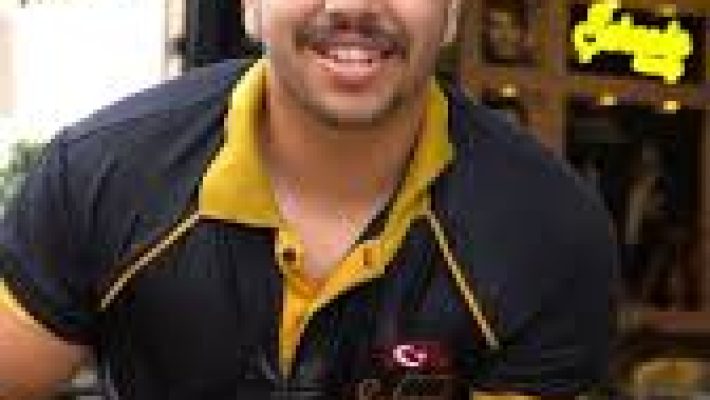 a man smiling at cameraŞehzadem Baklava Alanya’da taze hazırlanmış fıstıklı baklava ve dondurma servisi