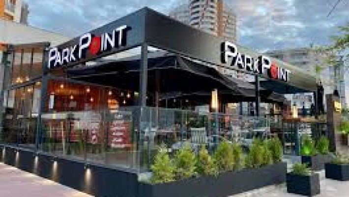 Alanya’da modern tasarımı ve ferah atmosferiyle dikkat çeken ParkPoint Cafe’nin dış mekan oturma alanı