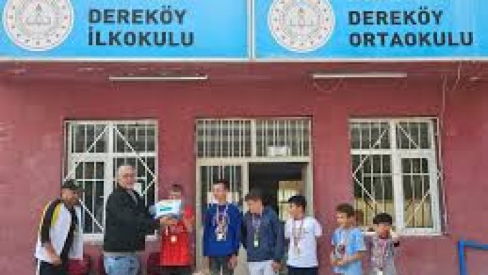 Dereköy İlkokulu ve Ortaokulu binası ve önünde toplanan öğrenciler.