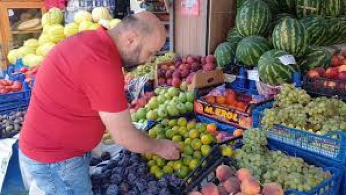 Alanya’da taze meyve ve sebze sunan Özcan Manav’da günlük taze ürünler hijyenik şekilde tezgâhlarda sergileniyor.