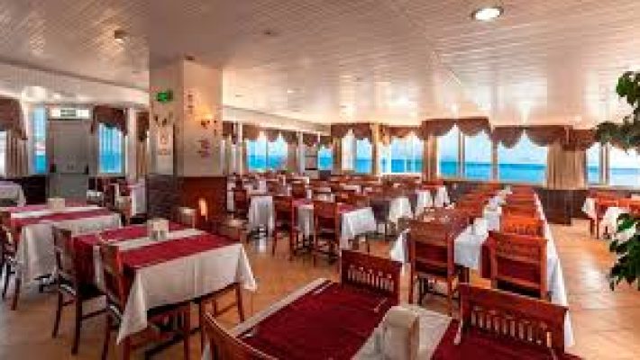 Galaxy Beach Restoran Alanya’da deniz manzaralı şık masalarda servis edilen taze deniz ürünleri ve Akdeniz mutfağı lezzetleri.