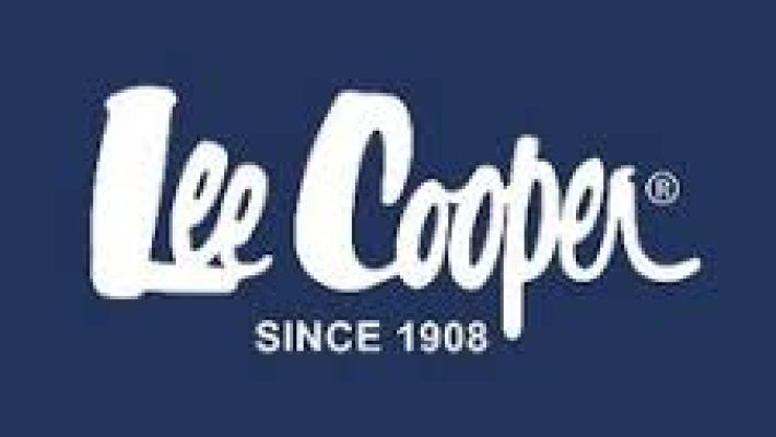 Lee Cooper mağazasında modern tasarımlı kot pantolonlar, tişörtler ve denim ceketler şık bir şekilde sergileniyor.