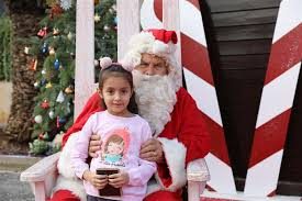 “Alanya’daki Uluslararası Noel Pazarı’nda kalabalığın gezdiği, ışıklarla süslenmiş stantların ve yılbaşı dekorlarının yer aldığı canlı festival alanı.”