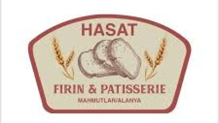 Hasat Fırın & Patisserie Alanya’da taze ekmekler, yaş pastalar ve böreklerin sergilendiği vitrin