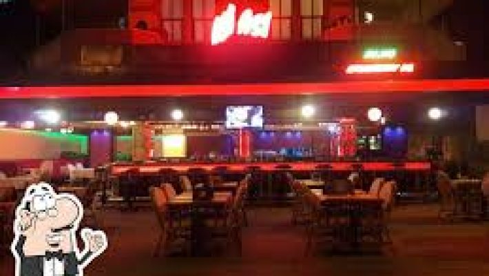 JJ’S RESTAURANT Alanya'nın deniz manzaralı açık alanında yemek keyfi yapan misafirler