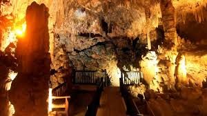 Damlataş Mağarası’nda serin ve sağlıklı bir ortamda gezi yapan ziyaretçiler