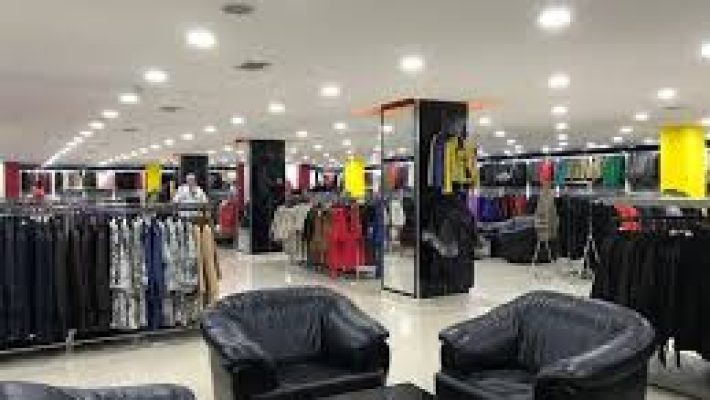 Moda Leather mağazasında kaliteli deri çantalar, cüzdanlar ve aksesuarların modern bir şekilde sergilendiği iç mekan görünümü.