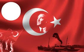 “Alanya’da 30 Ağustos Zafer Bayramı fener alayı için ellerinde Türk bayrakları ve meşalelerle yürüyen kalabalık”