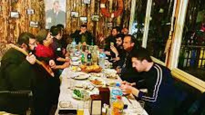 Alt metin: Kestel Balık Evi Alanya’da denize nazır taze balık servisi yapan şık bir restoran.
