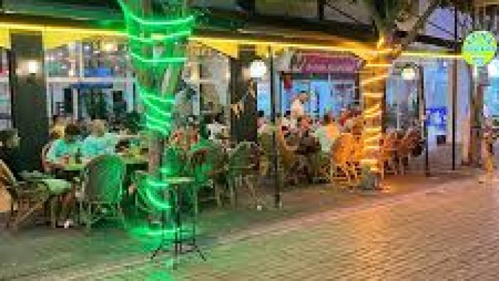 Modern ve şık tasarımıyla dikkat çeken Luna Bistro Cafe Restaurant’ın dış cephesi ve açık oturma alanı görünümü. Alanya