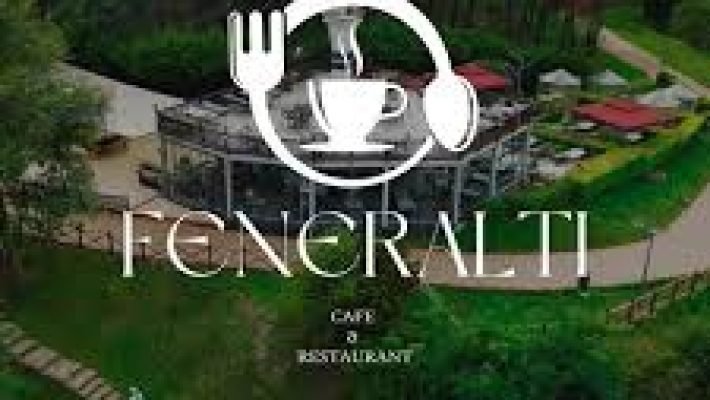 “Feneraltı Cafe Restaurant Alanya’da deniz manzaralı masa ve sunulan lezzetlerden oluşan hoş bir öğün görüntüsü.”