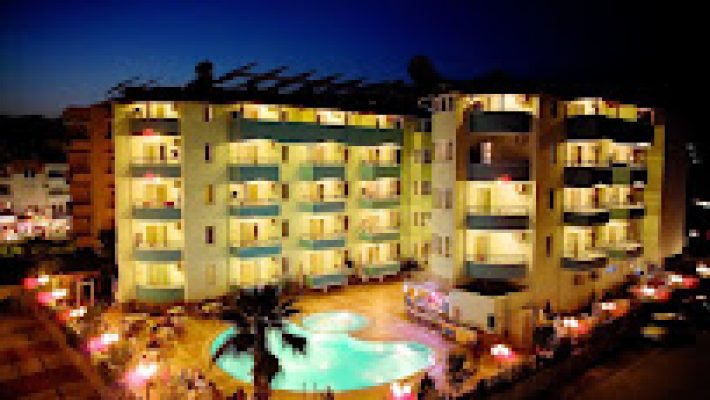 Alanya’daki Mesut Hotel’in sahil manzaralı dış cephesi ve yüzme havuzu