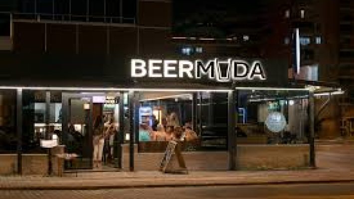 Jasmin Garden Restaurant Alanya’da palmiye ağaçlarıyla çevrili bahçede akşam yemeği keyfi