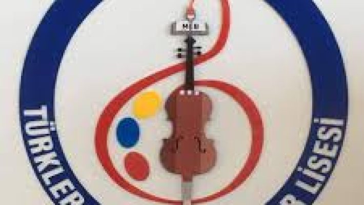 "Türkler Güzel Sanatlar Lisesi öğrencileri, resim, müzik ve sahne sanatları atölyelerinde uygulamalı derslerle sanatsal yeteneklerini geliştiriyor."