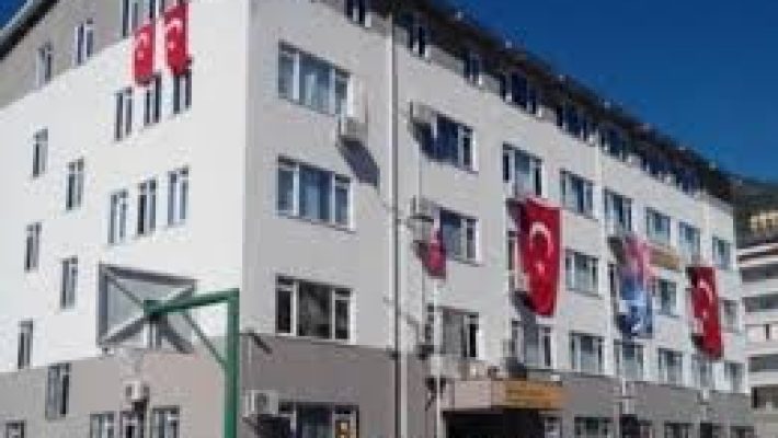 Arıkan Yılmaz Dim Mesleki ve Teknik Anadolu Lisesi binası, Alanya’da modern eğitim ortamı ve teknik donanımıyla öne çıkan okul.