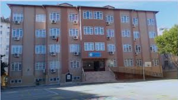 Fatma Alaettinoğlu İlkokulu binası, modern eğitim olanakları ve öğrencilere güvenli, destekleyici bir öğrenme ortamı sunan ilkokul.