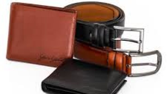 BOSPORUS Kemercilik mağazasında el işçiliği deri kemerler ve şık deri cüzdanların sergilendiği vitrin görüntüsü.