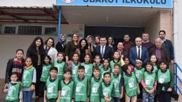 Obaköy İlkokulu binası, modern eğitim ortamı ve öğrencilerine sunduğu güvenli, dostane öğrenme alanıyla öne çıkıyor.