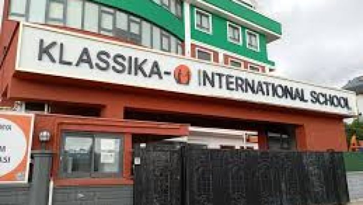 Klassika-M markasına ait modern ürün tasarımı veya mağaza içi konsepti, şık ve yenilikçi tasarım anlayışını yansıtan görsel.