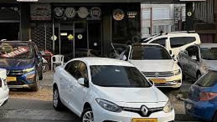 “Mevlüt Otomotiv showroomunda sergilenen farklı marka ve model araçların bulunduğu modern oto galeri görüntüsü.”