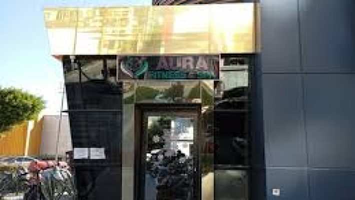 “Aura Spor Salonu’nda modern ekipmanlarla antrenman yapan sporcular”