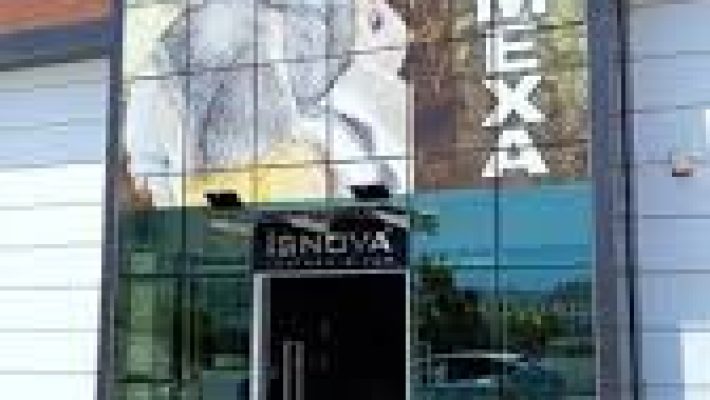 İsnova mağazasında modern tasarımlı deri çantalar, aksesuarlar ve stil sahibi moda ürünlerinin sergilendiği şık vitrin görüntüsü.