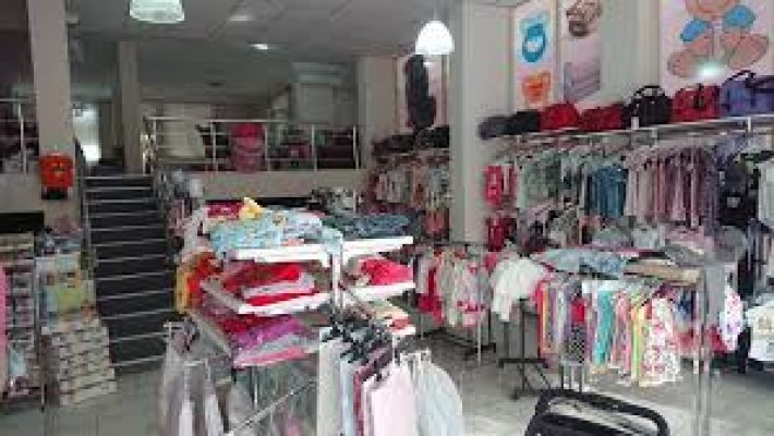 Ben Tekstil mağazasında erkek, kadın ve bebek giyim ürünleri vitrinlerde sergileniyor – Alanya’da her yaşa uygun şık ve kaliteli tekstil seçenekleri.