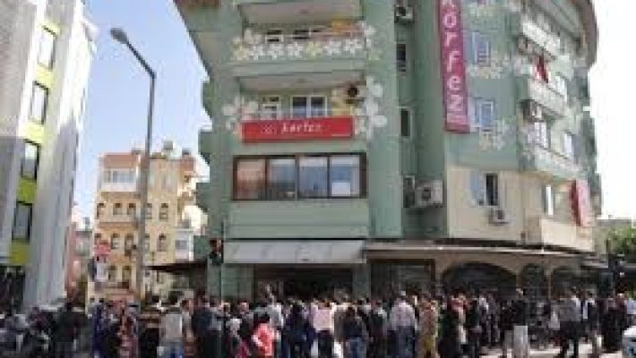 "Özveri Dershanesi öğrencileri sınıfta ders çalışıyor, öğretmen rehberliğinde eğitim alıyor, modern sınıf ve eğitim materyalleri ile desteklenen öğrenme ortamı."