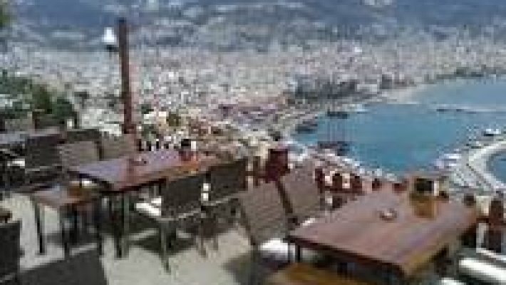 Vitamin Kebap Evi 2’de odun ateşinde pişen lezzetli kebaplar ve geleneksel sunum