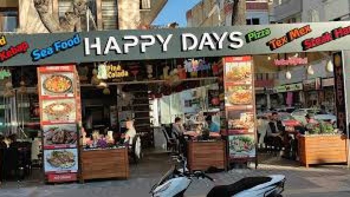 “Alanya Happy Days Restaurant’ta uluslararası mutfak lezzetleri, canlı müzik ve eğlenceli atmosfer”