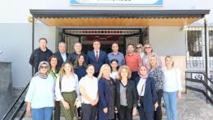 Ali Nazım Köseoğlu Ortaokulu binası, modern eğitim imkanları ve öğrencilere güvenli, destekleyici bir öğrenme ortamı sunan ortaokul.