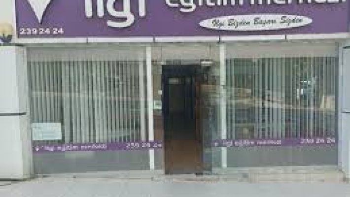 "Özel İlgi Etüd Eğitim Merkezi öğrencileri sınıfta ders çalışıyor, öğretmen rehberliğinde bireysel etüt ve grup dersleri alıyor, modern eğitim materyalleri ile donatılmış sınıf ortamı."