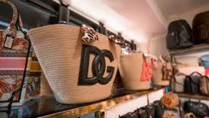 Gunart Bag mağazasında sergilenen kadın çanta ve aksesuar koleksiyonları, modern ve şık tasarımlar.