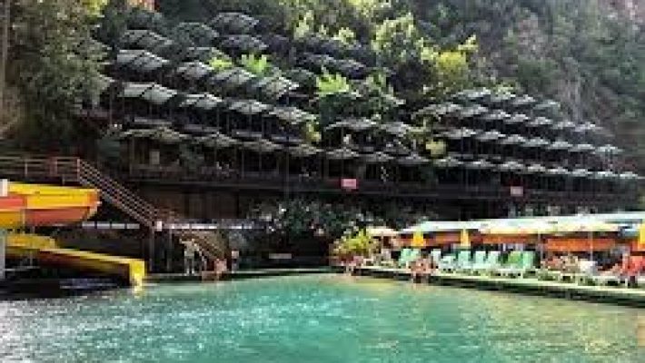 Dimçayı Pınarbaşı Restaurant’ta suyun üzerine kurulu masalarda doğa manzaralı keyifli yemek deneyimi 🌊