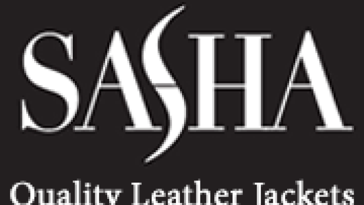 Sasha Leather mağazasında sergilenen şık deri ceketler, çantalar ve kürk detaylı montlarla lüks bir alışveriş atmosferi.