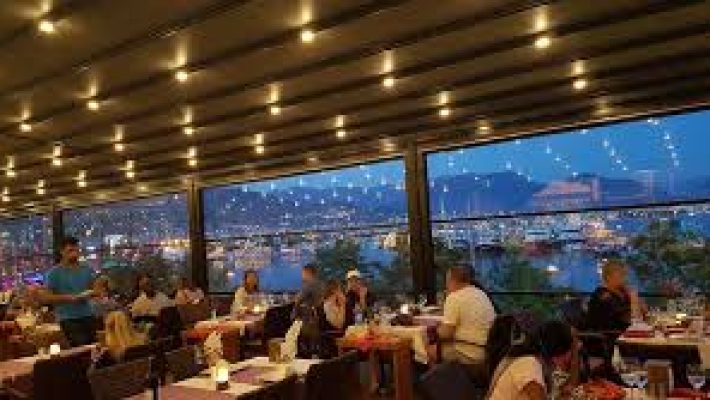 “Merlot Restaurant Alanya’da deniz manzarası eşliğinde sunulan seçkin lezzetler ve şık atmosfer.”