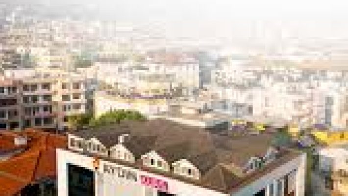 "Aydın Kurs Alanya öğrencileri modern sınıf ortamında ders çalışıyor, öğretmen rehberliğinde etüt ve destek programları alıyor."