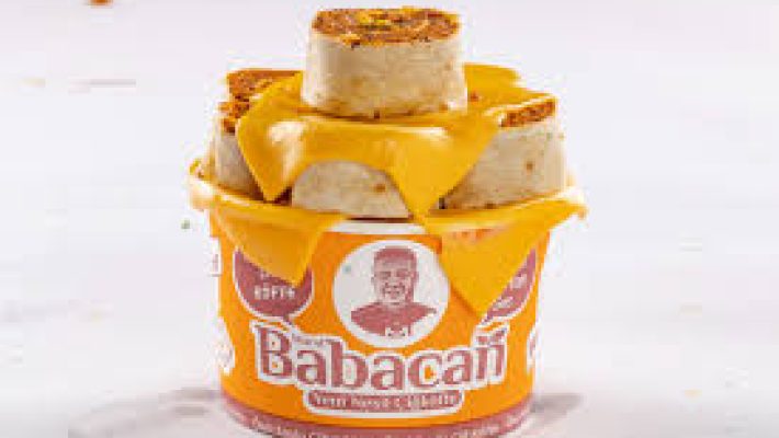 Alanya Merkez’deki Babacan Çiğ Köfte şubesinde servis edilen dürüm çiğköfte ve taze garnitürler