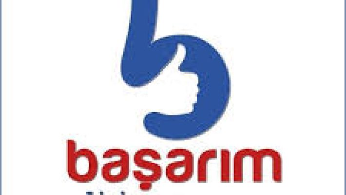 "BAŞARIM EĞİTİM KURUMLARI MERKEZ öğrencileri modern sınıf ortamında ders çalışıyor, öğretmen rehberliğinde bireysel ve grup dersleri alıyor, eğitim materyalleri ile desteklenen öğrenme alanı."