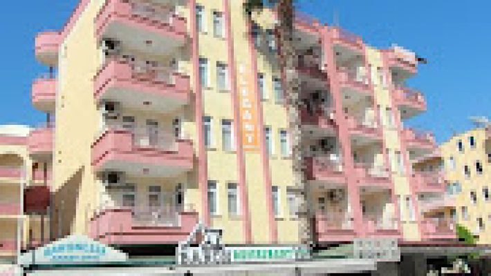 Baronessa Apart Hotel Alanya’nın şehir merkezindeki modern binası ve açık yüzme havuzu