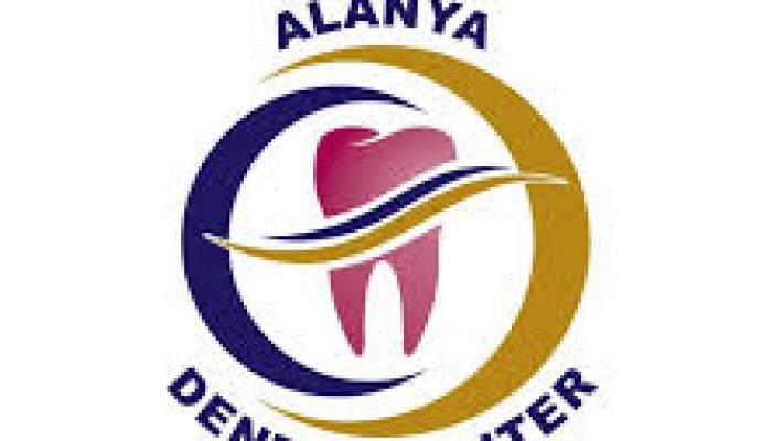 “Alanya Dental Clinic modern muayene odası ve dental ekipmanlarla donatılmış profesyonel diş sağlığı merkezi.”