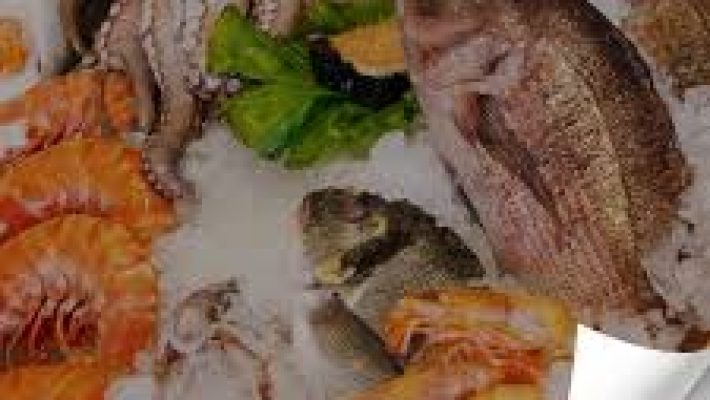 “Balikevi Alanya’da taze deniz ürünleri ve meze çeşitleriyle deniz manzarasında keyifli akşam yemeği.”