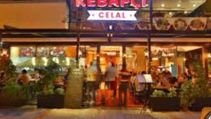 Kebapçı Celal’de közde pişmiş kebap ve mezelerle dolu sofradan bir kare