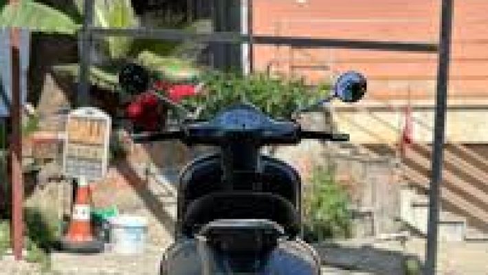 “Ballı Motors showroomunda sergilenen farklı marka ve model otomobillerin bulunduğu modern araç satış alanı.”