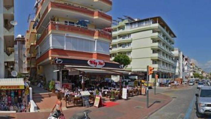 Turan Sport Bar Alanya’da büyük ekranlarda canlı maç yayını izleyen misafirler ve spor temalı dekorasyon