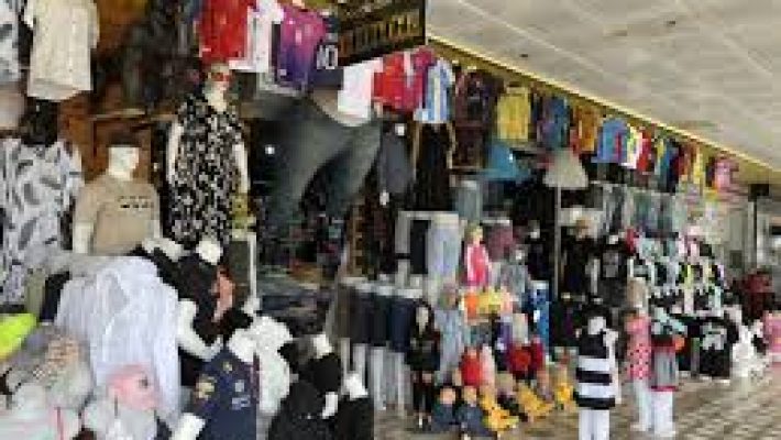 Alanya Center Tekstil mağazasında sergilenen kaliteli giyim ve ev tekstili ürünleri – Alanya’da modayı ve konforu bir araya getiren mağaza.